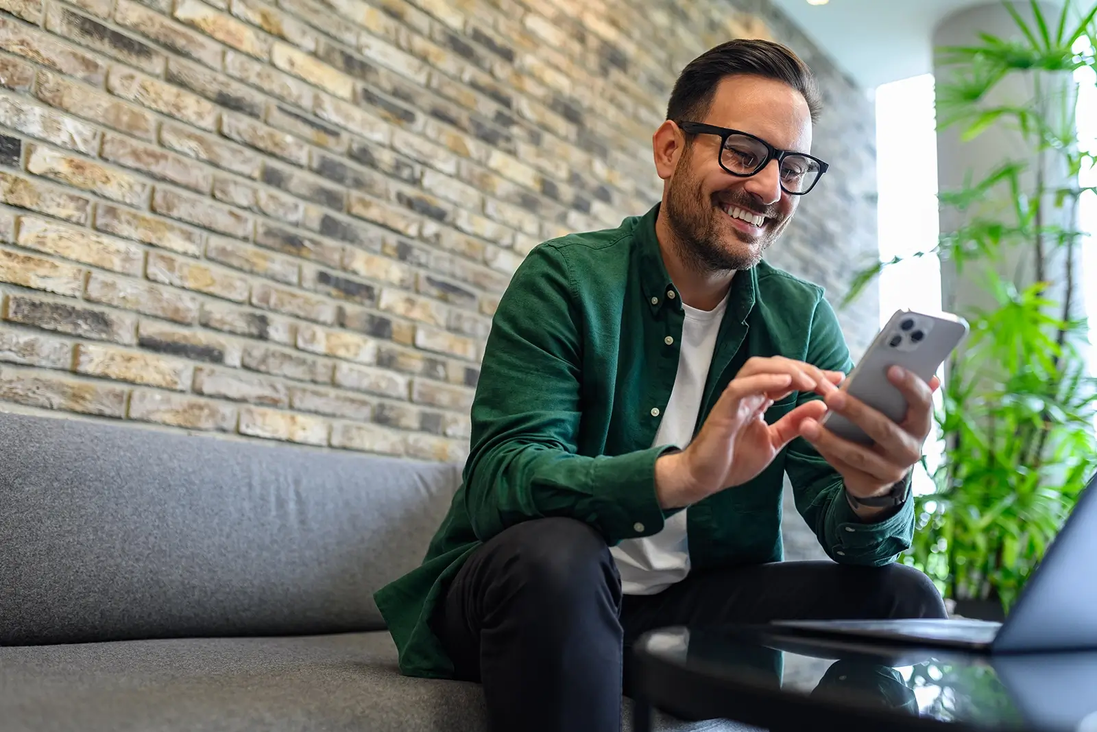Homem sorrindo usando o novo aplicativo Winker no celular